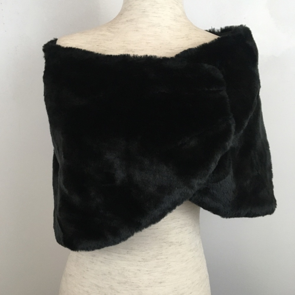 Black Faux Fur Wrap, does not have a tag, so the name brand is unknown.